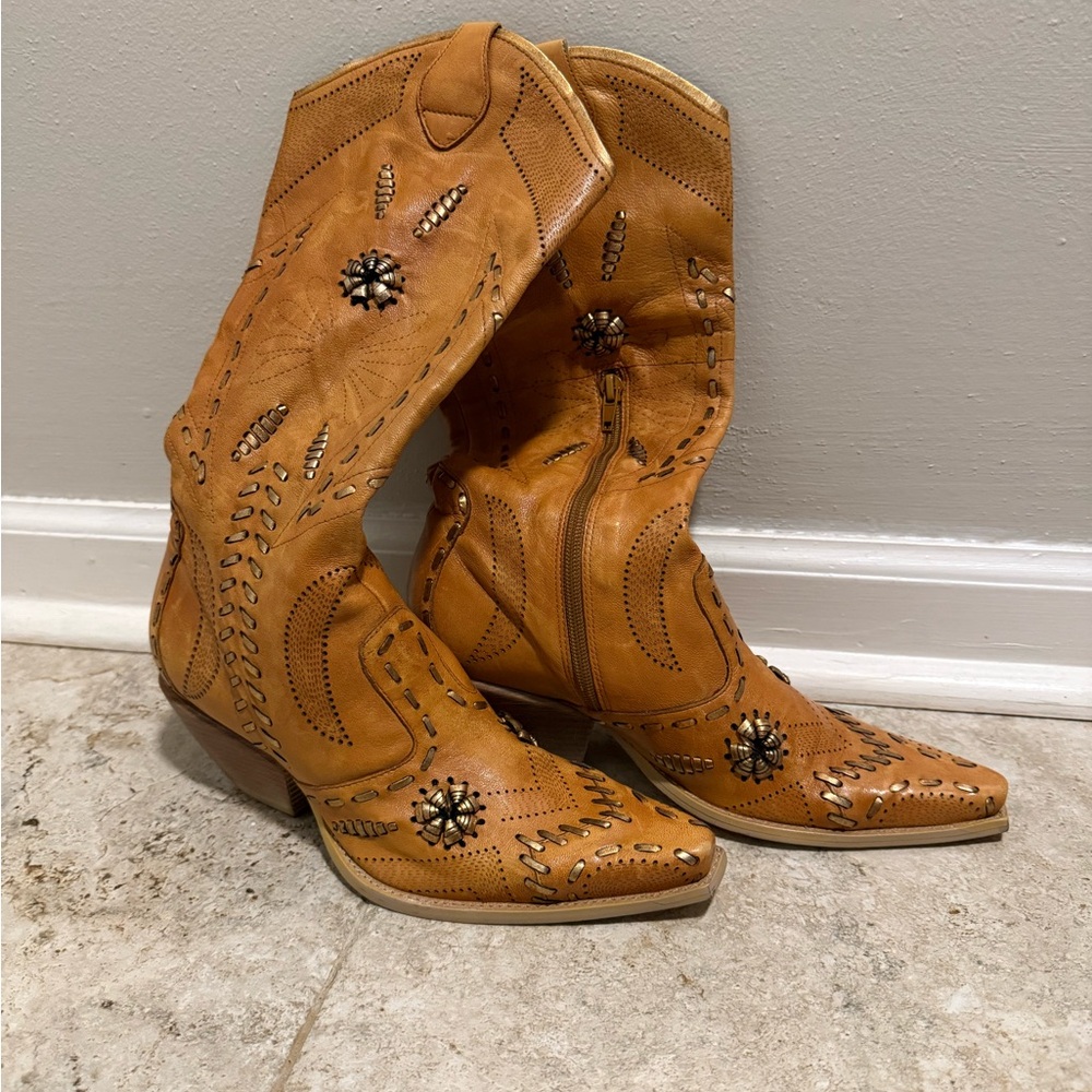 BCBG GIRLS Vintage Tan Leather Whipstitch Embellished Heeled Western Boots